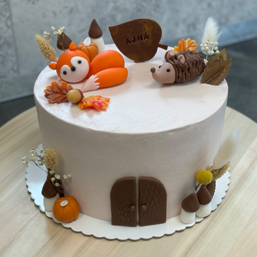 Erdei állatos gyerektorta fondant figurákkal